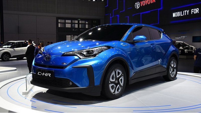 Родственный «ю-иксу» компакт Toyota C-HR весной…