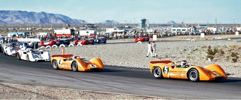 На оригинальный McLaren M6A перед задней осью…