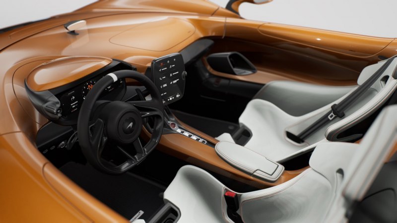 McLaren не утруждает себя описанием кокпита,…