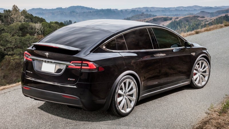 В США Tesla Model X продается в двух исполнениях…