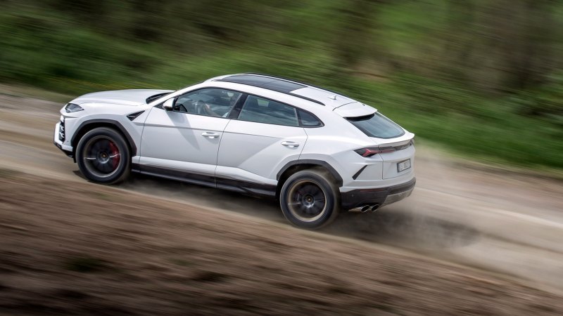 Кроссовер Lamborghini Urus мощно тащит…