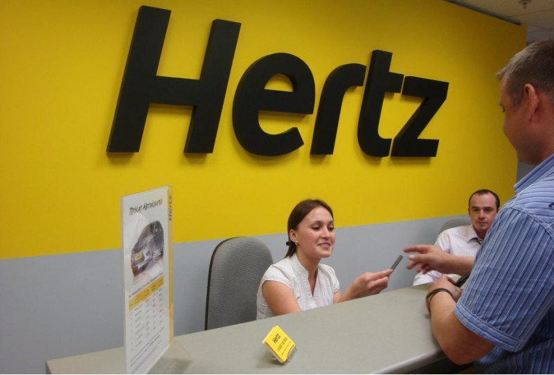 Hertz Global выдает машины напрокат под брендами…