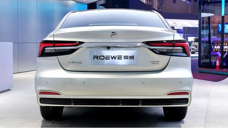 По размерам седан близок к Audi A4:…