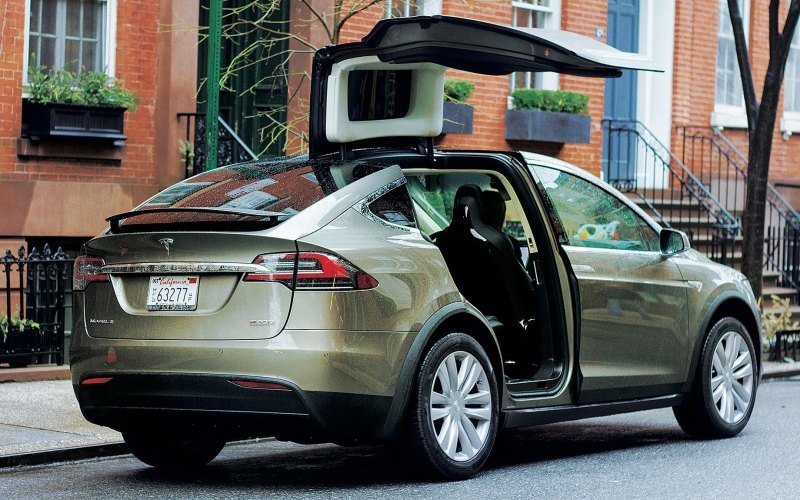 В Штатах базовый кроссовер Tesla Model X стоит…