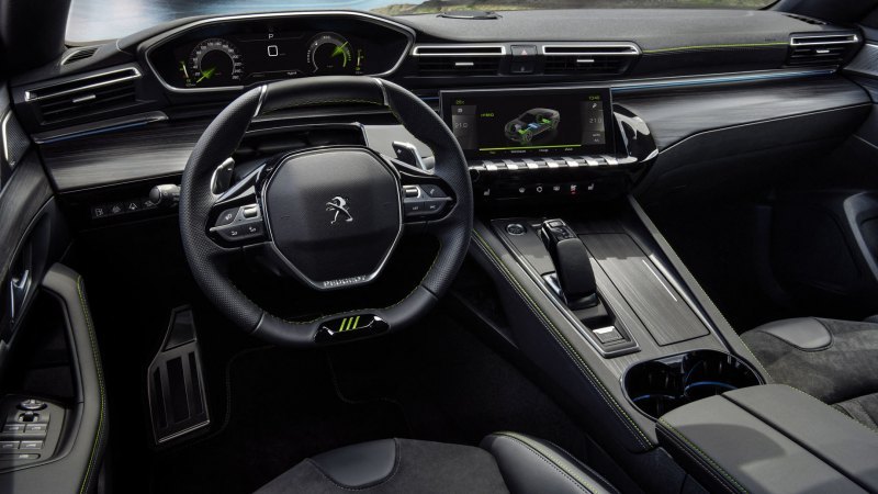 Типичный для Peugeot 508 интерьер i-Cockpit…