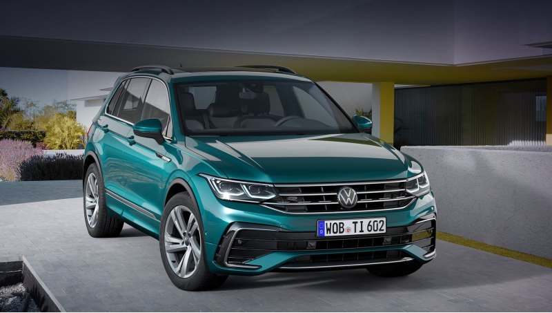 Tiguan обновился летом, поменяв решётку, бамперы…
