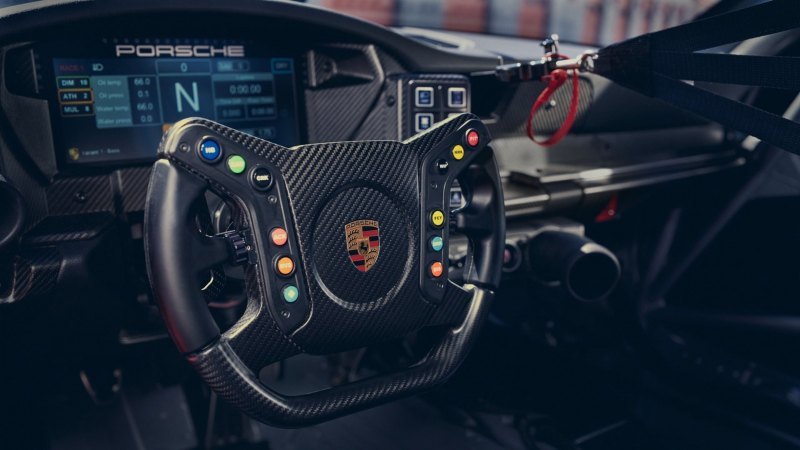 В салоне появились новый дисплей приборной панели…