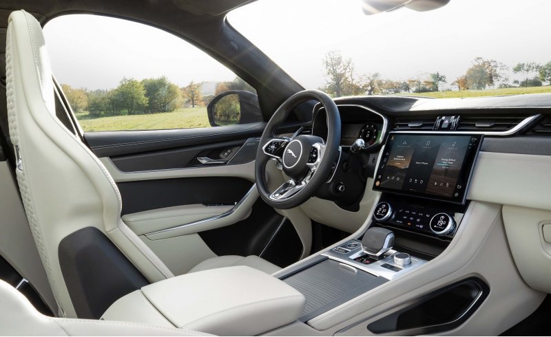 В списке опций ― четырехзонный климат-контроль, проекционный дисплей, беспроводная зарядка…