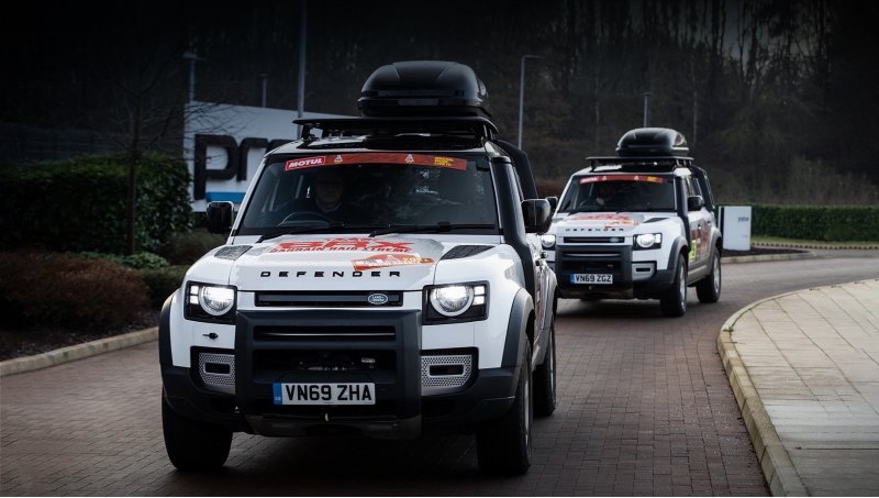 Парочка внедорожников Land Rover Defender 110…