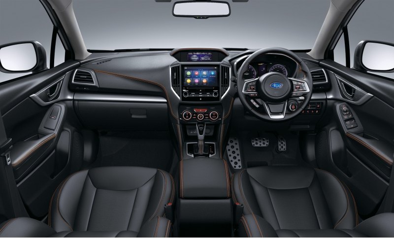 На фото — интерьер обновленного кроссовера Subaru…