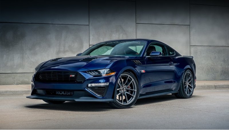 Спереди самый мощный Mustang мичиганского бюро…