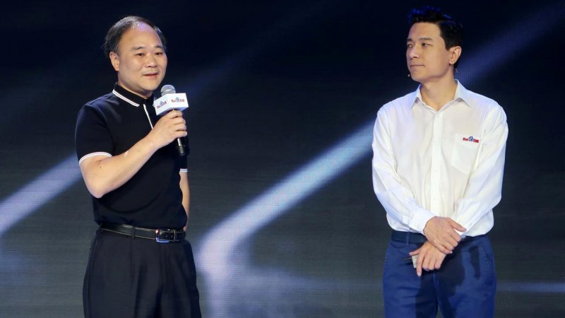 Глава Geely Ли Шуфу (слева) и основатель Baidu…