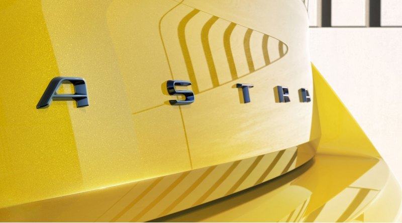 Большая надпись Astra заняла место по центру…