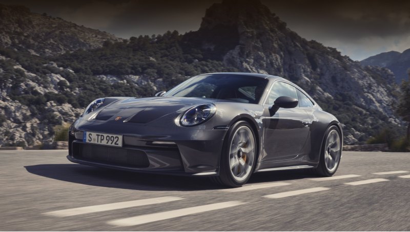 Внешне GT3 Touring очень близок к простому GT3,…