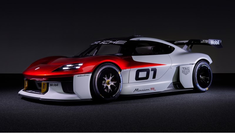 По длине (4326 мм) Porsche Mission R чуть короче…