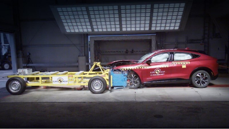 Электрический Mustang Mach-E «прочно удерживает…