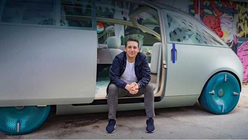 Концепт Vision Urbanaut, с которым позирует глава…