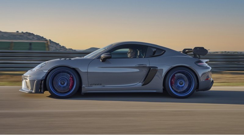 Колеса остались 20-дюймовыми, но под GT4 RS…