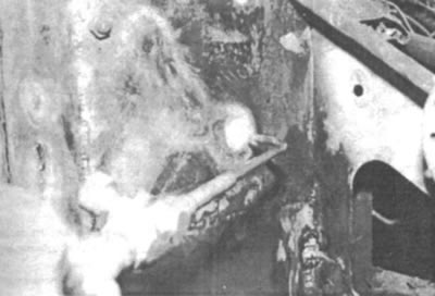 Рис. 79. При выравнивании вмятин прежде всего…
