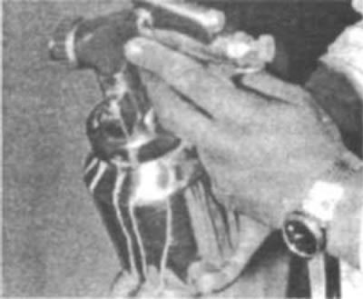 Рис. 7. Подсоедините рабочий резервуар к…