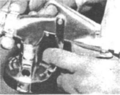 Рис. 11. Затем отверните стопорное кольцо…