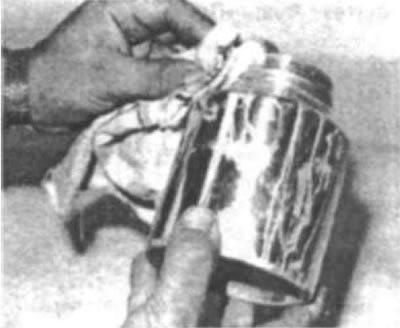 Рис. 17. Очистите рабочий резервуар снаружи