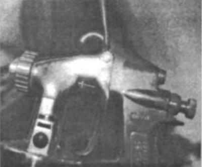 Рис. 21. Смажьте маслом ось спускового рычага