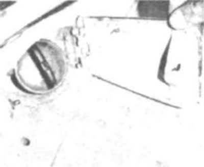 Рис. 100. ...возле горловины топливного бака,...