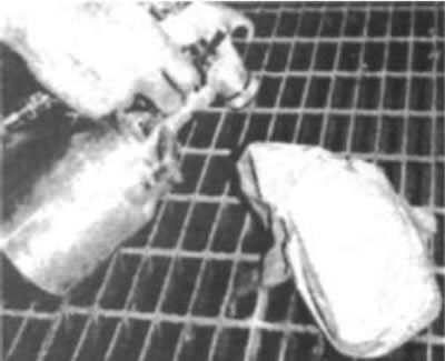 Рис. 137. На рисунке изображен процесс покраски…