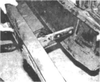 Рис. 61. Передний бампер снимается после…