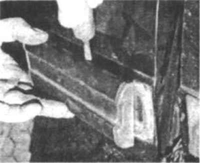 Рис. 63. Молдинг сбоку крыла нормально…