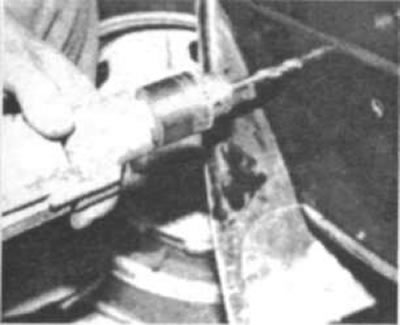 Рис. 77. В намеченных местах высверлите новые…