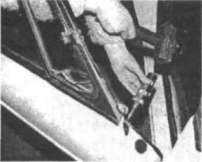 Рис. 157. Двери на старых автомобилях часто…