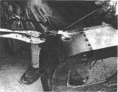 Рис. 169. Ремонтная панель крепко прижимается к…