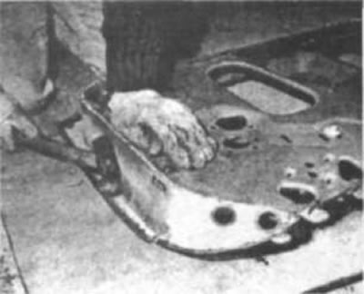Рис. 178. Пройдитесь молотком по всей загнутой…