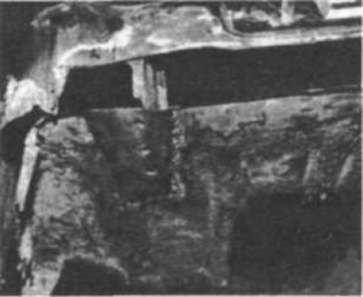 Рис. 195. Задняя часть пола багажника вырезается…