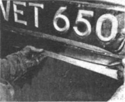 Рис. 198. На рисунке изображен процесс примерки…