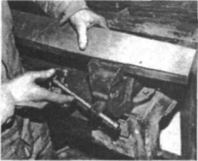 Рис. 199. Соблюдая осторожность и проявляя…
