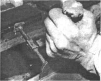Рис. 202. Для заострения угла складки применяется…