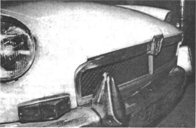 Рис. 217. Передняя часть капота любого автомобиля…