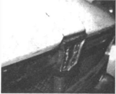 Рис. 218. Капот получил легкий прямой удар