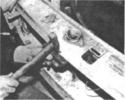 Рис. 219. После поднятия капота и снятия решетки…