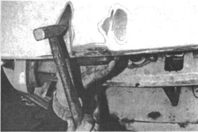 Рис. 221. Плоскость капота в этом месте слегка…