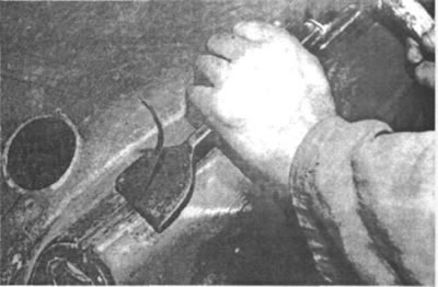 Рис. 310. Старая полоса легко снимается при…