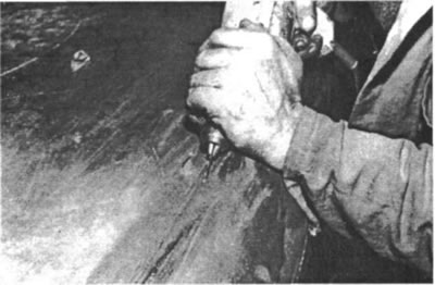 Рис. 313. Другой способ зачистки места соединения…