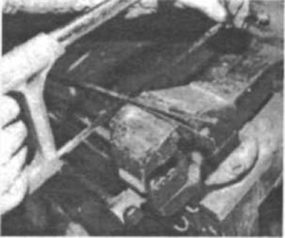 Рис. 316. Нижняя плоская часть полосы зажимается…