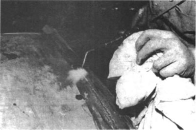 Рис. 319. Используя «мягкое» пламя сварочной…
