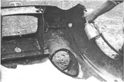 Рис. 329. Маленький пескоструйный пистолет стоит…