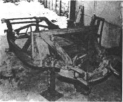 Рис. 333. В мастерской шасси удерживается при…