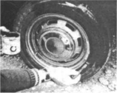 Рис. 64. На рисунке показана покраска шин…